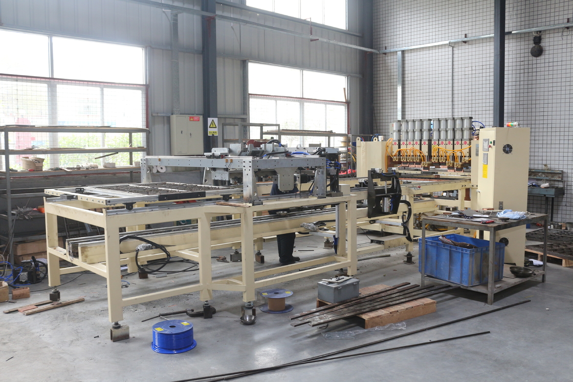 Máquina de soldadura de malla de alambre viene con un dispositivo de descarga automática que lo hace y fácil para sus trabajadores