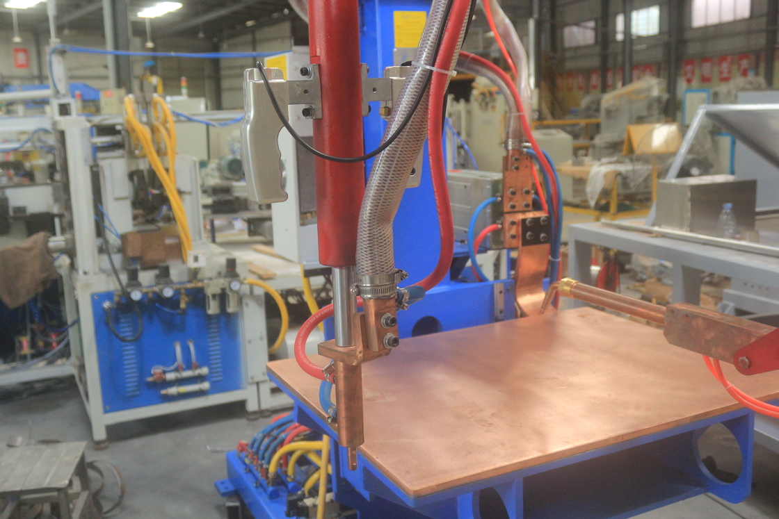 Máquina de soldadura de puntos de mesa de escritorio sin costura para el gabinete de distribución de metal