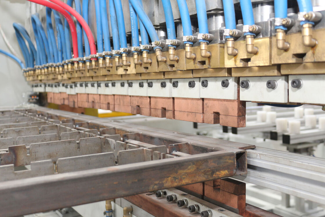 Máquina de soldadura automática de condensadores de alta velocidad para refrigeradores con línea de producción de condensadores de tubos de alambre personalizables y soldadura y flexión integradas