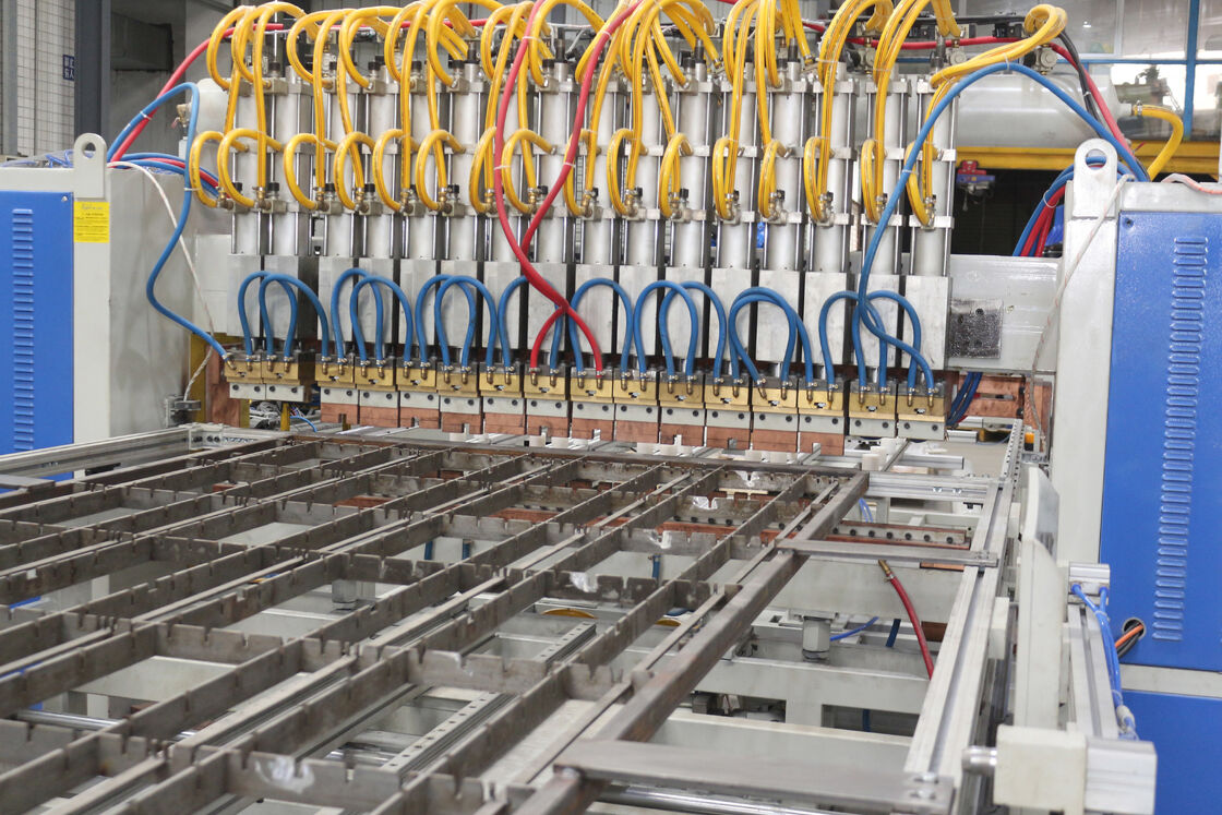 Máquina de soldadura automática de condensadores de alta velocidad para refrigeradores con línea de producción de condensadores de tubos de alambre personalizables y soldadura y flexión integradas