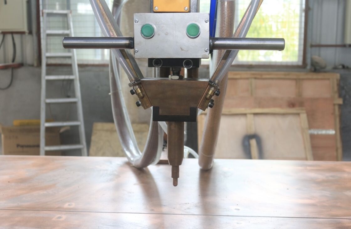 Máquina de soldadura por puntos de mesa con controlador de pantalla táctil inteligente para doblar con precisión y espesor de soldadura de 3,0+3,0 mm