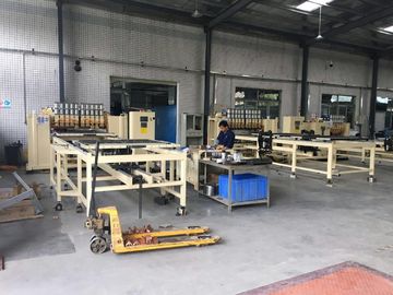 Máquinas soldadas con autógena eléctricas automáticas llenas de la malla de alambre con la corriente de entrada 400A, vida de servicio larga